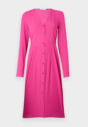 Rochie roz cu mânecă lungă, realizată dintr-un material neted. Decolteu în V cu nasturi în față și o curea din același material la talie.