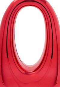 Piros, fényes, ovális alakú dizájn sima textúrával és rétegzett szerkezettel, középen nyílással és ívelt élekkel.