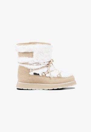 Vaaleanbeige vedenpitävä saapas, jossa on pörröinen valkoinen turkisreuna, nauhakiinnitys ja pehmeä mokkanahka. Omistaa teksturoitua yksityiskohtaa ja kestävän pohjan.