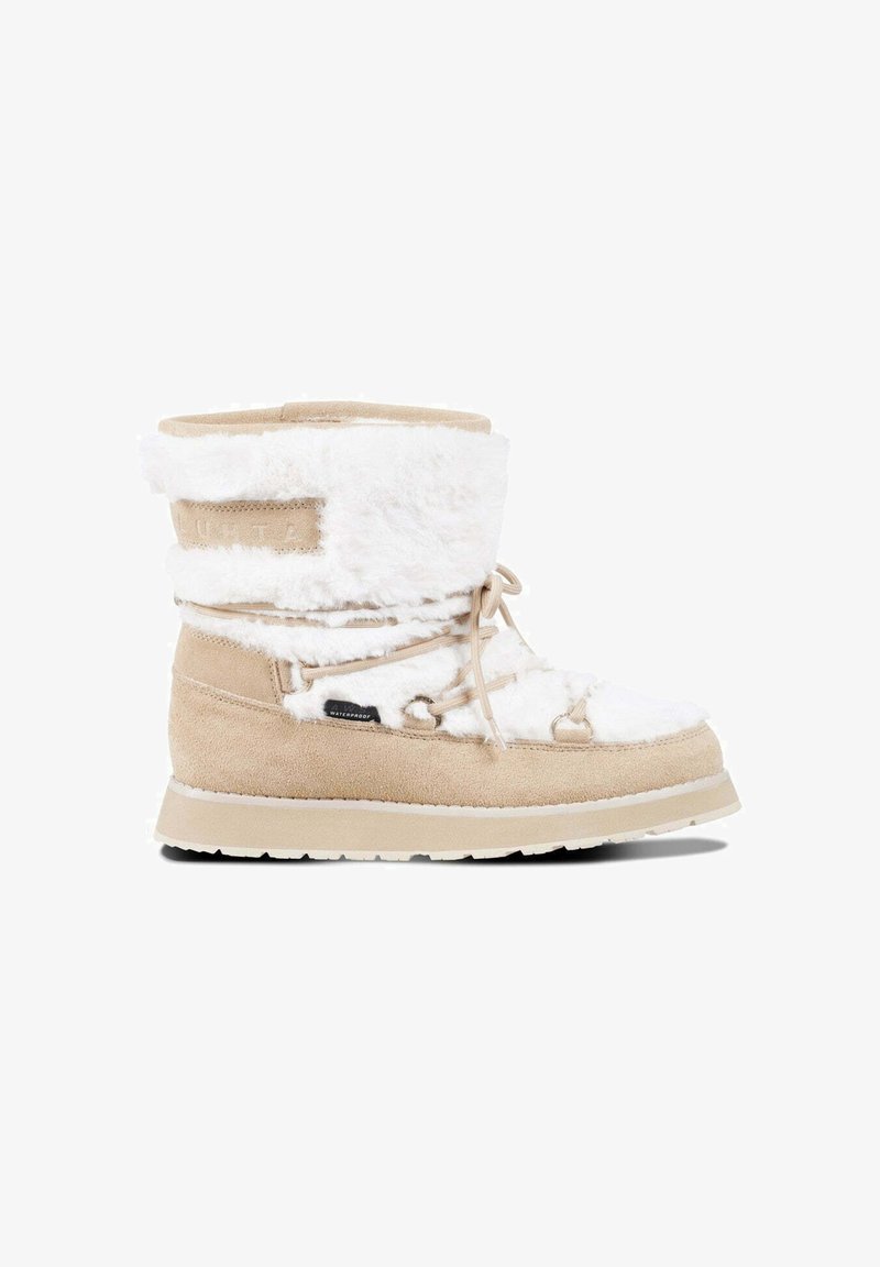 Vaaleanbeige vedenpitävä saapas, jossa on pörröinen valkoinen turkisreuna, nauhakiinnitys ja pehmeä mokkanahka. Omistaa teksturoitua yksityiskohtaa ja kestävän pohjan.