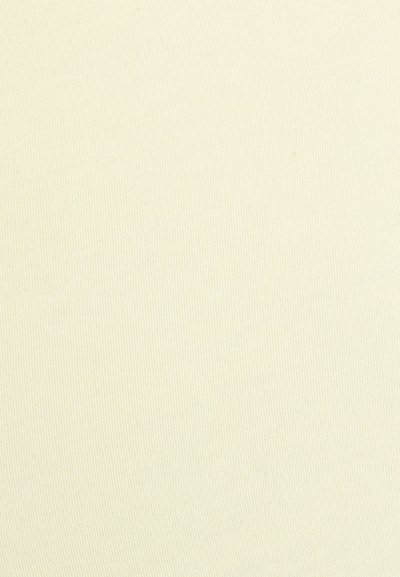 Τέσσερα διαφορετικά παιδιά κάθονται γύρω από ένα τραπέζι, ζωγραφίζοντας και σχεδιάζοντας με πινέλα, χρωματιστά μολύβια και χαρτί σε μια φωτεινή τάξη.