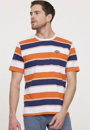 T-shirt rayé en coton orange, blanc et bleu marine ; manches courtes, col rond, avec logo sur la poitrine gauche.