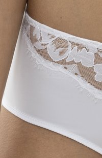 Intimo bianco con pizzo, caratterizzato da un tessuto liscio con un motivo floreale in vita e una finitura morbida e testurizzata.