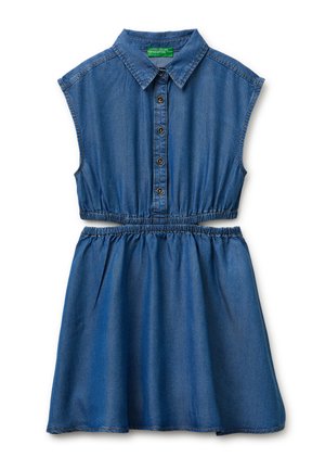 Vestito senza maniche in denim blu con davanti abbottonato, scollo con colletto e taglio elastico in vita nella parte centrale.