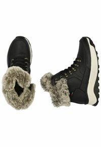 Botas negras de tobillo con forro y cuello de pelaje sintético, con ojales de metal, cordones negros y una suela de goma blanca con agarre texturizado.
