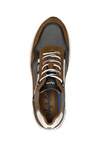 Bruine suède en mesh sneaker met een zwarte neus, witte veters en een grijze tussenzool. Opvallende blauwe accenten bij de hak.