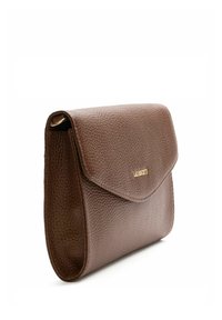 Bolso de hombro de cuero marrón texturizado con cierre de solapa y pequeño logo dorado de la marca en la parte delantera.