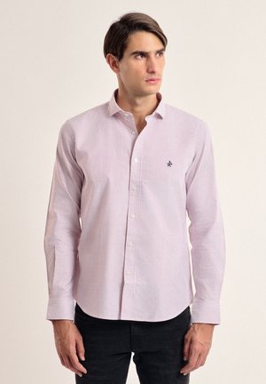 Camisa de manga larga para hombre en rosa claro con rayas verticales blancas. Presenta un cuello abotonado, un pequeño logotipo bordado y un diseño slim fit.