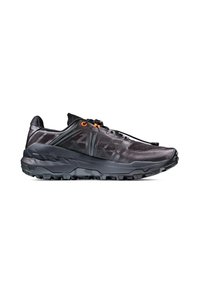 Schwarze Sportschuhe mit einem strukturierten Mesh-Obermaterial und Gummisohle, mit orangefarbenen Akzenten, minimalistischem Schnürsystem und einem robusten Profildesign.