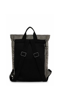 Mochila con correas acolchadas negras y asa, lados con patrón geométrico gris y un bolsillo lateral con cremallera.