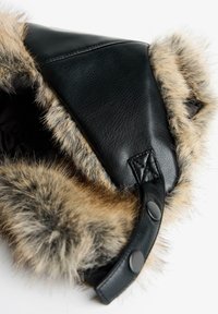 Pălărie din piele neagră cu detalii din blană în nuanțe de bej și maro; prezintă o textură netedă, o formă rotundă și accente cu nasturi.