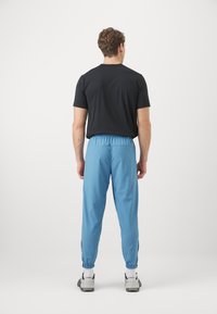 Nike Performance FORM PANT - Jogginghose - aegean storm/black/silver
