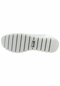 Suola di una sneaker, in gomma grigia chiara con un motivo di presa testurizzato. Presenta scanalature orizzontali e una piccola etichetta con logo sul lato.