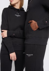 Tommy Hilfiger LOGO HOODIE - Sweatshirt com capuz - black