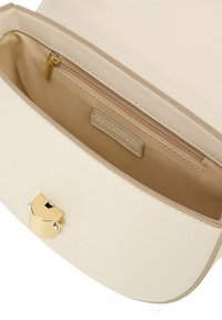 Beige Handtasche mit einer glatten Oberfläche, ausgestattet mit einem goldenen Verschluss und einer Innenreißverschlusstasche, ausgekleidet mit einem hellbeigen Stoff.