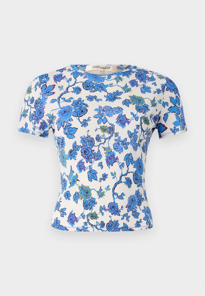Tričko s krátkym rukávom vyrobené z ľahkej látky, s kvetinovým vzorom v modrej a zelenej farbe na bielom pozadí a s priliehavým strihom.