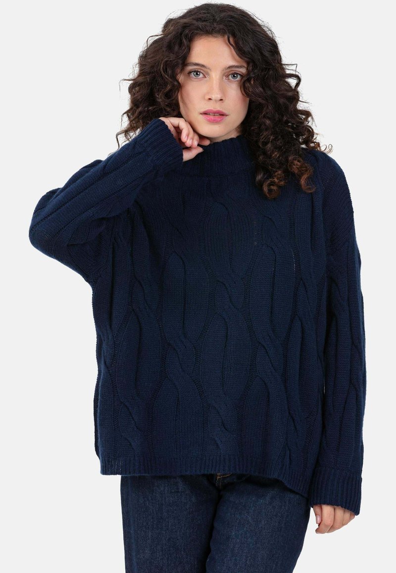 Marineblauer Strickpullover mit Zopfmuster, geripptem Rollkragen und gekämmten Ärmeln; lockere Passform und strukturierte Oberfläche.