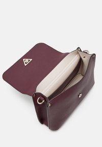 Guess MERIDIAN FLAP  - Taška s příčným popruhem - amethyst