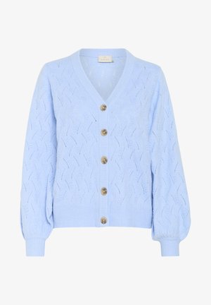 Světle modrý pletený kardigan s výstřihem do V, šesti hnědými knoflíky a texturovaným vzorem. Má žebrované manžety a lem.