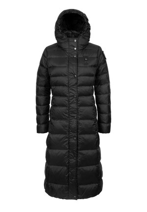Abrigo de plumas negro con un diseño largo, que presenta una capucha, botones a presión y secciones acolchadas para aislamiento. Textura de tela suave y brillante.