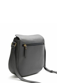 Donkergrijze leren crossbodytas met een ritsvak aan de voorkant en een verstelbare schouderriem met goudkleurige hardware.