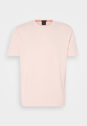 T-shirt di cotone rosa chiaro con colletto a girocollo, maniche corte e un piccolo logo bianco "BOSS" sul petto. Texture semplice e liscia.