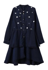 Tummansininen pitkähihainen farkkumekko, jossa on etupainike, kaksi rintataskua, valkoisia kukkakuoseja ja kerroksellinen hameosa.