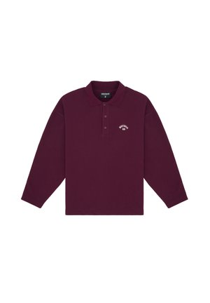 Polo à manches longues de couleur bourgogne en mélange de coton, avec un col classique et un petit logo blanc sur le côté gauche.