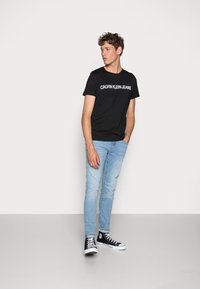 Calvin Klein Jeans CORE INSTITUTIONAL LOGO TEE - T-shirt con stampa - ck black