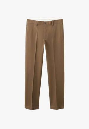 Smeđe hlače od glatke tkanine, s konusnim nogavicama, prednjim naborima i kopčanjem na gumb uz bočne džepove.