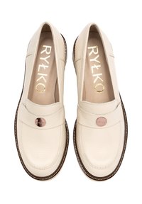 Krémové kožené loafers s texturovaným povrchem, s prošívanou podrážkou, zaoblenou špičkou a kovovým logem na pásku.