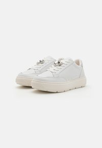 Baskets en cuir blanc avec une semelle épaisse, un bout rond et de subtils perforations. Comprend des lacets plats et un accent métallique sur la languette.