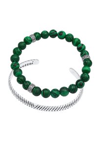Bracciale a fascia con perline di malachite e accenti in argento; presenta perline verdi con strisce nere e un design di banda attorcigliata in argento.
