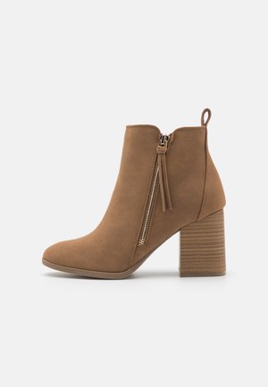GWENEVERE B.E.D FOAM - Boots à talons - cognac