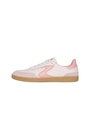 Zapatilla de perfil bajo con tejido blanco acolchado, detalles en cuero rosa, suela de goma, cierre con cordones y puntera de ante.