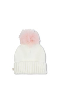 Witte gebreide beanie met een brede manchette en een grote zachte roze tule pompon bovenop, geïsoleerd op een witte achtergrond.
