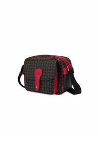 Borsa a tracolla con un esterno nero texturizzato caratterizzato da un motivo logo ripetuto, dettagli in pelle rossa e chiusura a soffietto con hardware dorato.