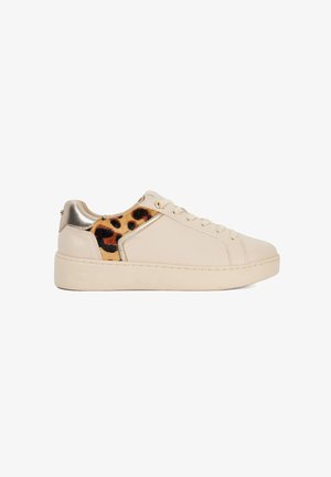 Beige leren sneaker met metallic gouden accenten en een luipaardprint textuurpaneel. Ronde neus en platte rubberen zool. Veters en minimale stiksels.
