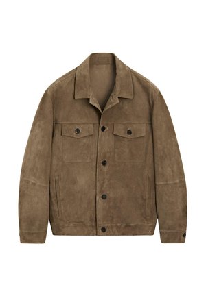 Braune Wildlederjacke mit Knopfleiste, zwei mit Knöpfen verschließbaren Brusttaschen und zwei Seitentaschen, dargestellt vor weißem Hintergrund.