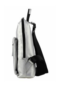 Sac d'ordinateur portable argenté avec une texture lisse, doté d'une fermeture supérieure à glissière et d'une sangle noire ajustable. Comprend une poche latérale pour un rangement supplémentaire.