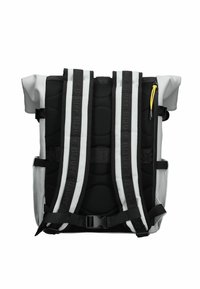 Plecak z szarego wodoodpornego materiału, czarną siatką i paskami, wyściełanym tyłem, zamknięciem na górnej klapie, żółtym akcentem zamka oraz wieloma punktami regulacji.