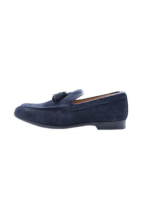 Mocassino da uomo in camoscio blu navy con nappine, tacco basso nero e dettagli cuciti, mostrato di profilo su sfondo bianco.