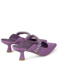 Scarpe in suede viola con punta affusolata, tacco basso inclinato e una fascia decorata con gemme trasparenti sulla parte superiore.