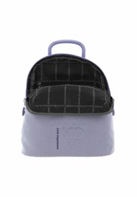 Zaino in tessuto viola con una texture liscia, maniglia superiore e fodera nera con motivo a logo. Contiene un compartimento principale con zip.