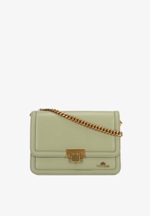 Borsa in pelle verde con tracolla in catena dorata, forma rettangolare, chiusura frontale con hardware e dettaglio logo in rilievo nell'angolo in basso a destra.