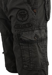 Svarta cargoshorts i slitstarkt tyg med ett lapplabel, knappdetaljer, flera fickor och förstärkt sömnad.
