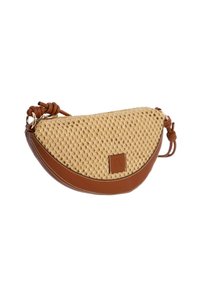 Bolso de paja trenzada con una base y correa de cuero marrón. Presenta una forma curva y un pequeño parche de logo cuadrado en la parte delantera.