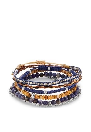 Stak af flerstrengede armbånd med blå og brune flettede snore, træperler, polerede stenperler og små sølvfarvede metaldetaljer.