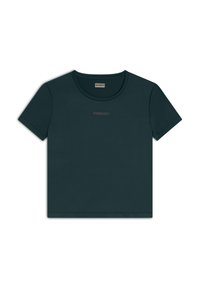 Camiseta de manga corta verde oscura con cuello redondo, que presenta un sutil logo "FREDDY" en rosa claro en el pecho. Tela suave, corte holgado.