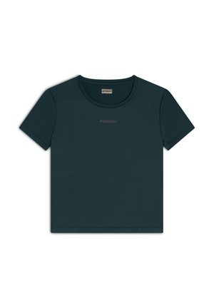 T-shirt verde scuro a maniche corte con colletto rotondo, caratterizzato da un sottile logo "FREDDY" in rosa chiaro sul petto. Tessuto liscio, vestibilità comoda.